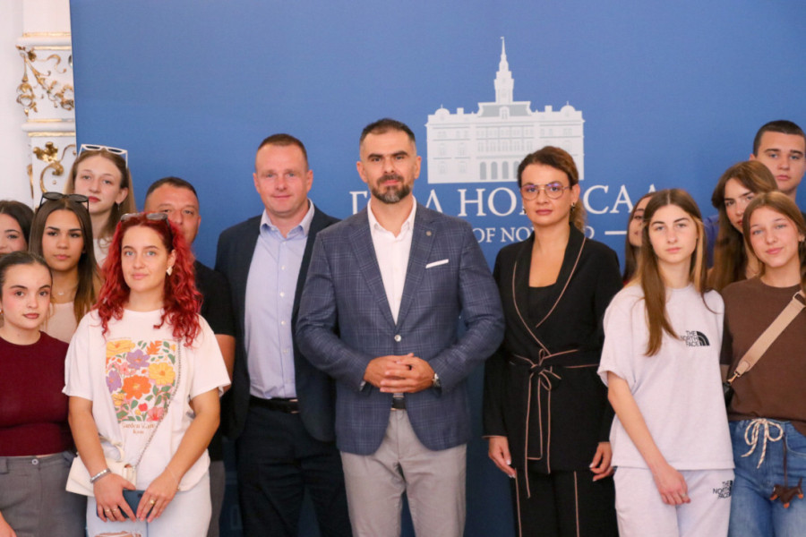 Mićin primio srednjoškolce iz Štrpca: Novi Sad će nastaviti da pruža pomoć deci sa KiM