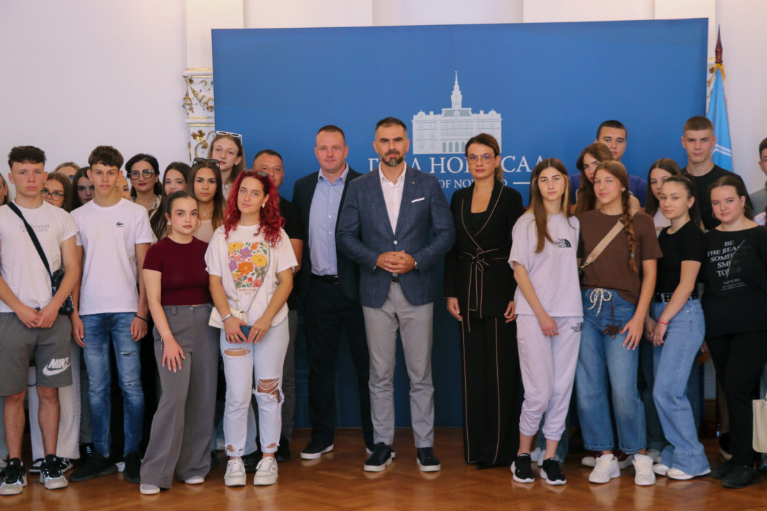 U porodici ostaje 136.000 dinara: Grad Novi Sad finansira besplatne vrtiće i knjige, ali to nije sve!