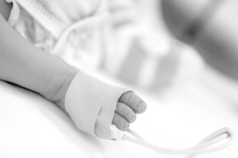 Tragedija: Jednogodišnja beba pala sa četvrtog sprata zgrade!