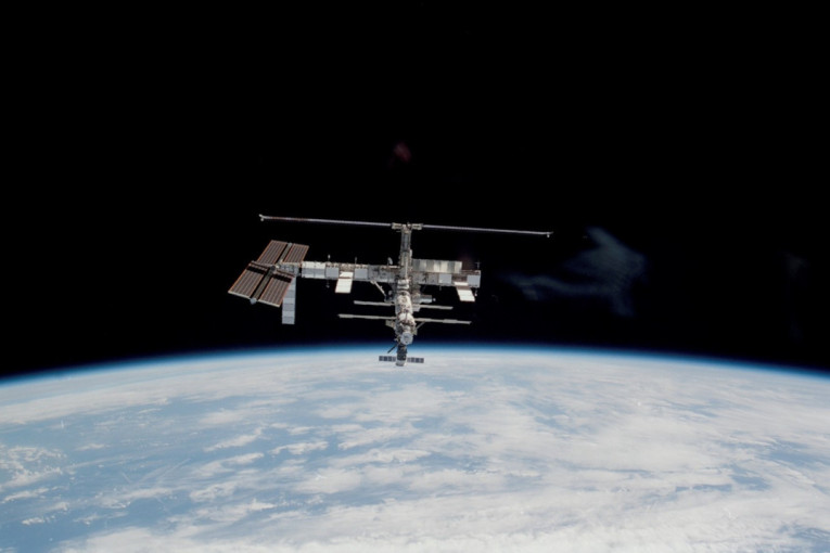 Naslovne strane dnevnih novina: Prelistavanje štampe za 5. april 2026. godine