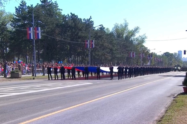 Spektakularna vojna sila u Beogradu: Borbeni avioni za kraj moćne parade (FOTO/VIDEO)
