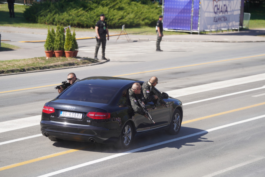 Spektakularna vojna sila u Beogradu: Borbeni avioni za kraj moćne parade (FOTO/VIDEO)