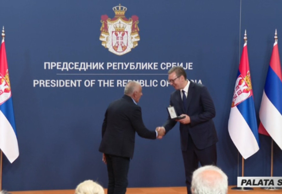 Naša zastava je najlepša! Vučić uručio ordenje, među odlikovanima porodica sa 11 dece, vatrogasac heroj i novinarka RTS! (FOTO/VIDEO)