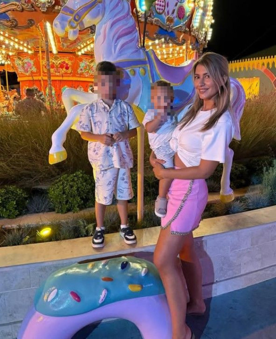 Poznata voditeljka rodila dva sina, a sad se skinula i pokazala zanosno telo: U haljini sa prorezima blista (FOTO)