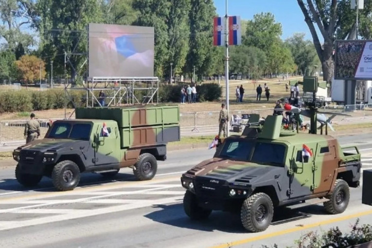 Na vojnoj paradi "Snaga jedinstva" prikazana sredstva iz proizvodnje i razvoja Jugoimport (FOTO)