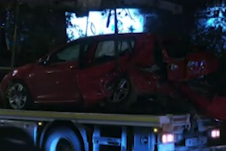 Prve slike sa mesta stravične nesreće kod Beogradskog sajma: U oba automobila bilo po petoro mladih, vatrogasci ih izvlačili (FOTO)