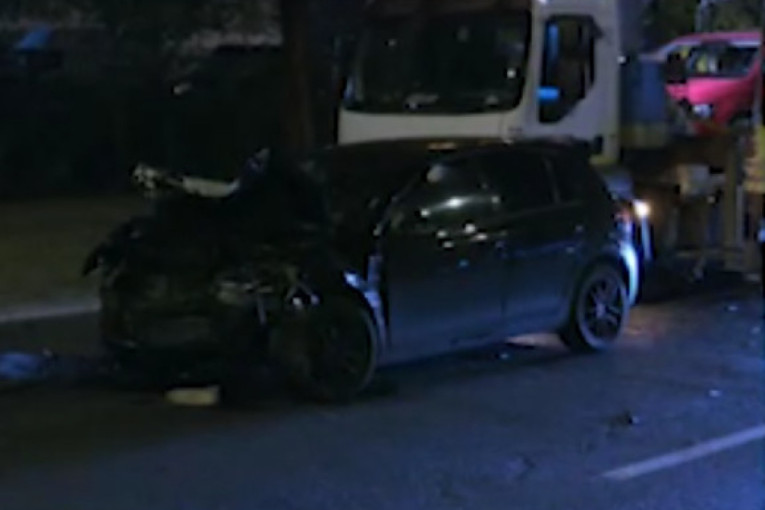 Prve slike sa mesta stravične nesreće kod Beogradskog sajma: U oba automobila bilo po petoro mladih, vatrogasci ih izvlačili (FOTO)