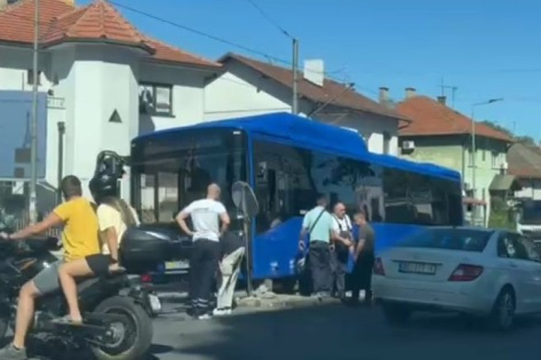 Udes na Banovom brdu: Prednji deo autobusa potpuno razbijen, policija na terenu! (FOTO/VIDEO)