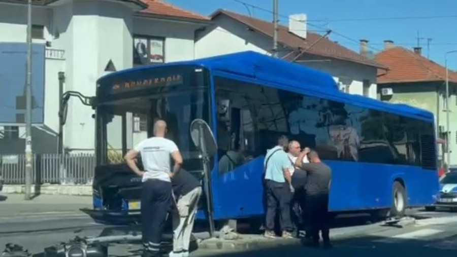Udes na Banovom brdu: Prednji deo autobusa potpuno razbijen, policija na terenu! (FOTO/VIDEO)