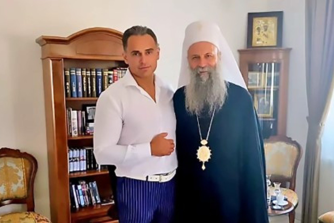 Bivši dečko Jovane Jeremić u društvu patrijarha Porfirija: Dragan Stanković sa sinovima u manastiru
