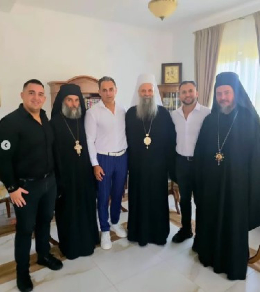 Bivši dečko Jovane Jeremić u društvu patrijarha Porfirija: Dragan Stanković sa sinovima u manastiru