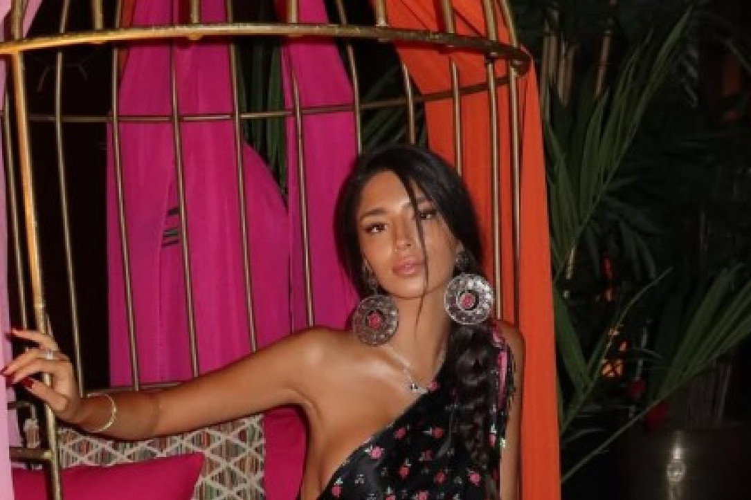 (FOTO 18+) Đina Džinović pokazala previše: Pevačeva ćerka u opuštenom izdanju, dekolte puca!