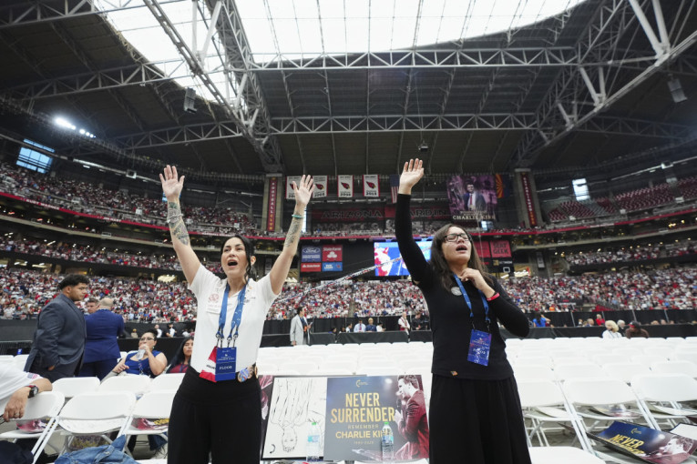 Stadion ispunjen do poslednjeg mesta: Čarli Kirk ispraćen uz zastave i suze! Tramp odao poštu (FOTO/VIDEO)