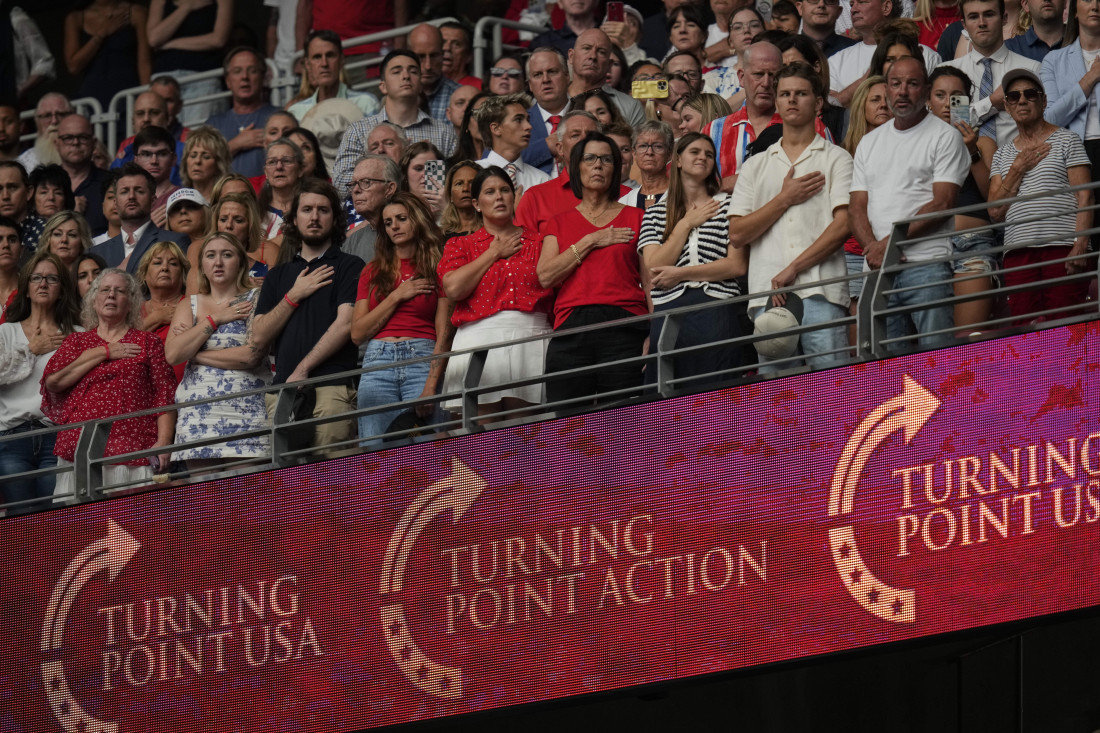 Stadion ispunjen do poslednjeg mesta: Čarli Kirk ispraćen uz zastave i suze! Tramp odao poštu (FOTO/VIDEO)