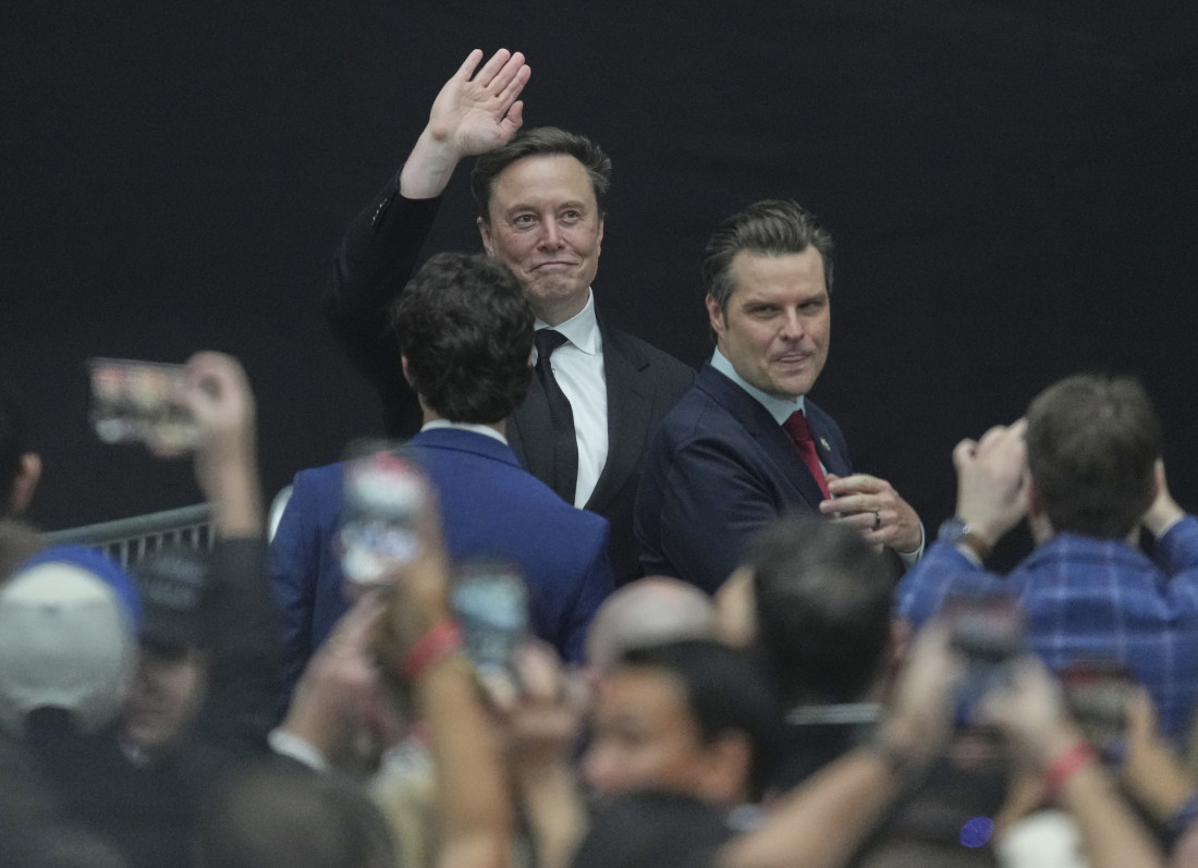 Stadion ispunjen do poslednjeg mesta: Čarli Kirk ispraćen uz zastave i suze! Tramp odao poštu (FOTO/VIDEO)