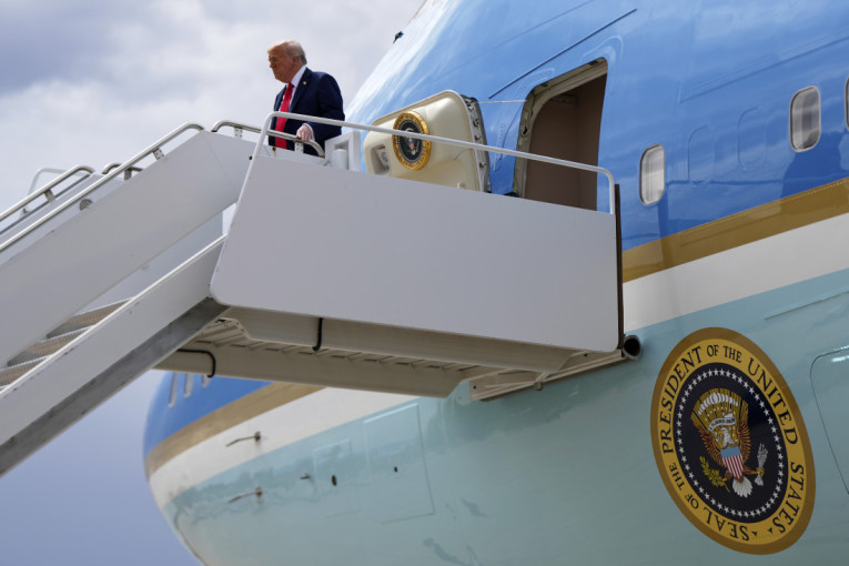 Stadion ispunjen do poslednjeg mesta: Čarli Kirk ispraćen uz zastave i suze! Tramp odao poštu (FOTO/VIDEO)