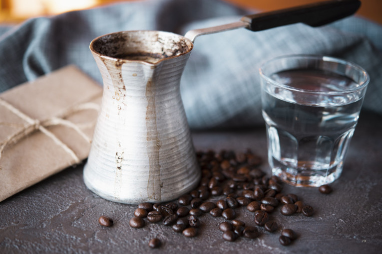 Neverovatan slučaj u Pečuju: Tašta i žena pokušale da otruju muškarca, u kafu mu sipale...