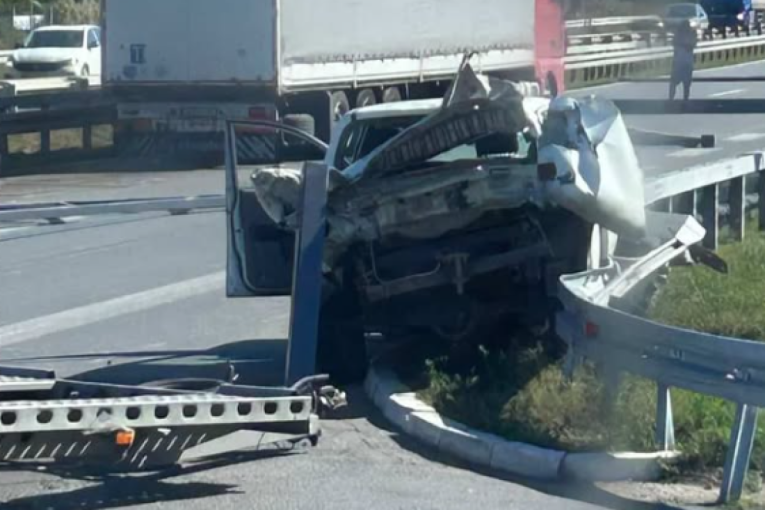 Stravičan sudar automobila i šlepera kod Umčara: Saobraćaj obustavljen (FOTO)