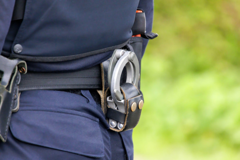 Eksplozija u stanu u Mladenovcu: Stariji muškarac aktivirao petardu - lekari mu rekonstruišu šaku!