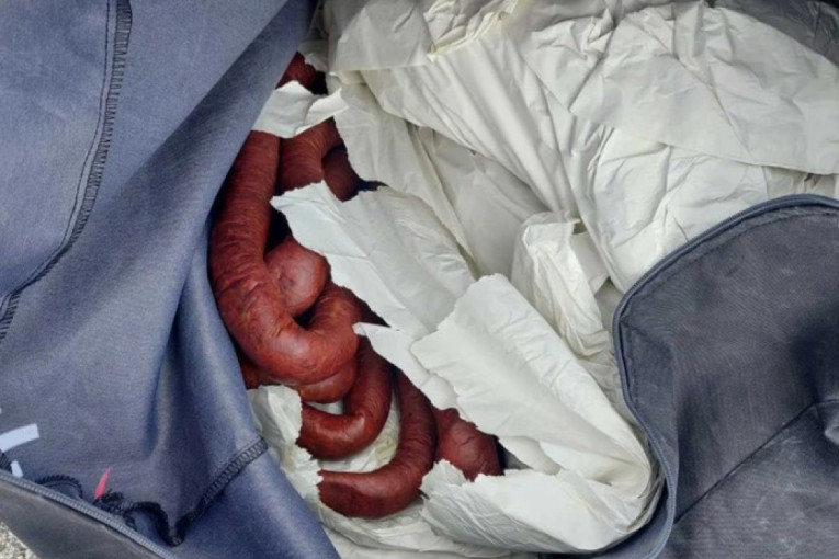 Carinici ostali u šoku: Umesto kofera, iz autobusa isplivalo 500 kg sudžuka! (FOTO)