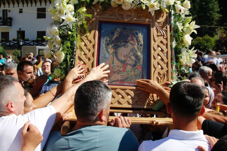 Na ovom svetom mestu izlila se velika milost Božija: Preko 15.000 vernika u manastiru Tumane proslavilo 90 godina čudotvorne ikone (FOTO)