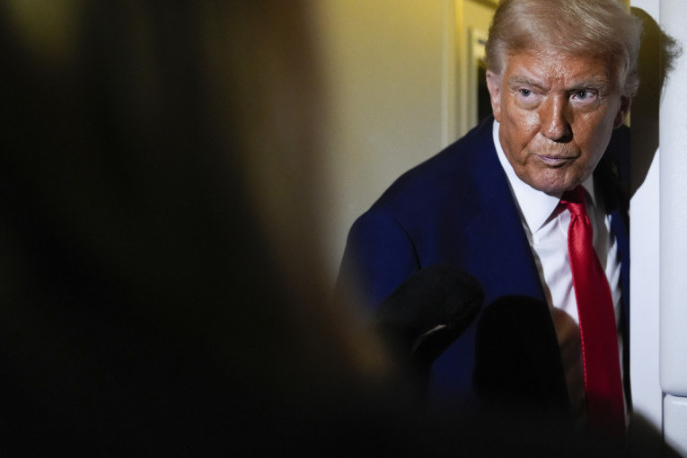 Tramp i Mask se pomirili na sahrani Čarlija Kirka: Čitač sa usana otkrio šta su pričali (FOTO)