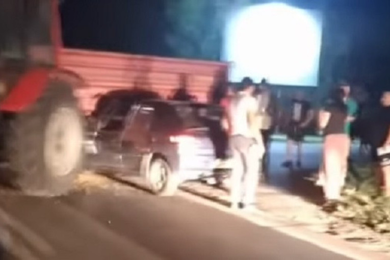 Težak sudar kod Melenaca: Automobil se zakucao u prikolicu traktora (VIDEO)