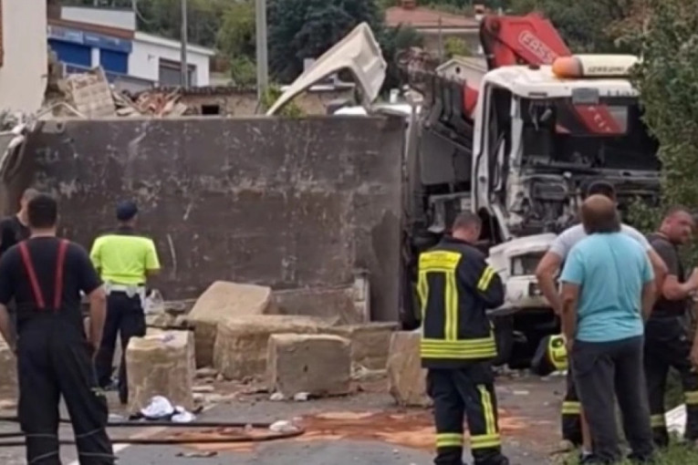 Horor! Kamion sleteo s puta i razneo zid kuće – četvoro u bolnici! (VIDEO)