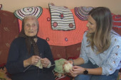 Teško sam radila i puno sam plela: Baka Radmila oduvala svećicu sa neverovatnim brojem 100 - ovo su njeni saveti za dug vek (FOTO)