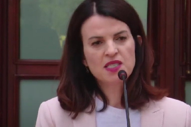 Prvi dan na funkciji: Ministarka Albanije otpustila zamenika jer je zapalio cigaretu (FOTO)