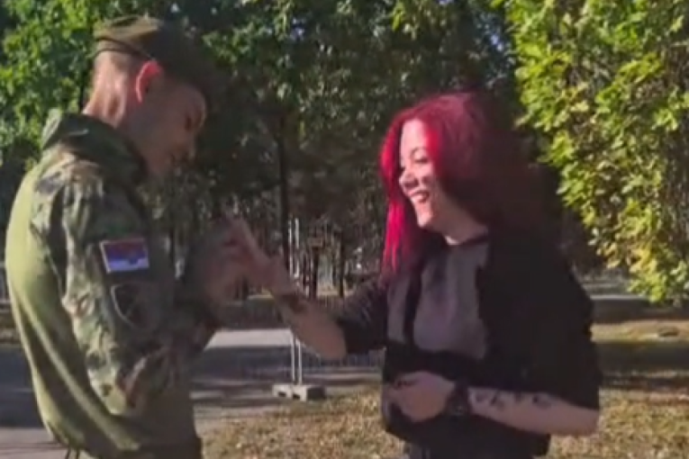Ponos! Mladi vojnik se pokazao na vojnoj paradi, a onda iz uniforme izvadio prsten, devojka nije imala kud’! (VIDEO)