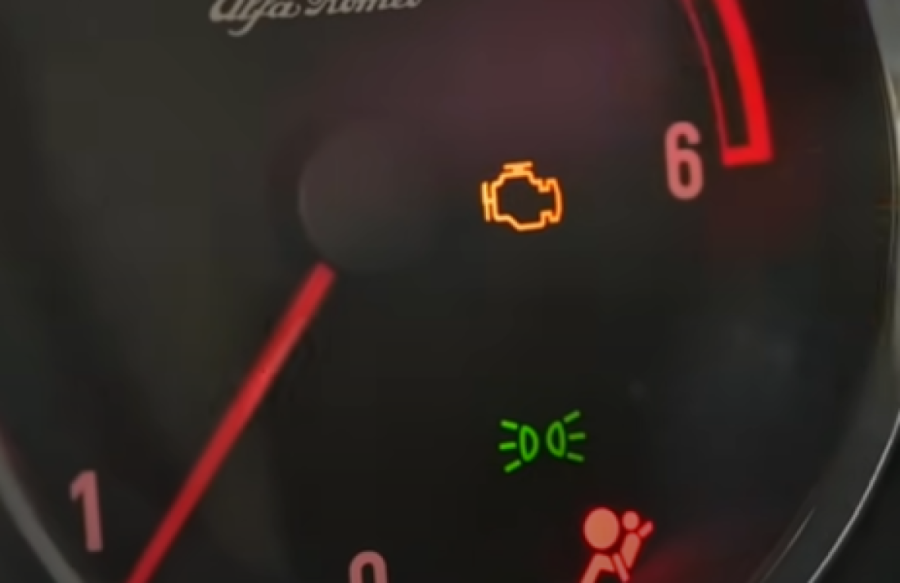 Stručnjak upozorava: Ako se na polovnom automobilu upali ova lampica, razmislite o prodaji