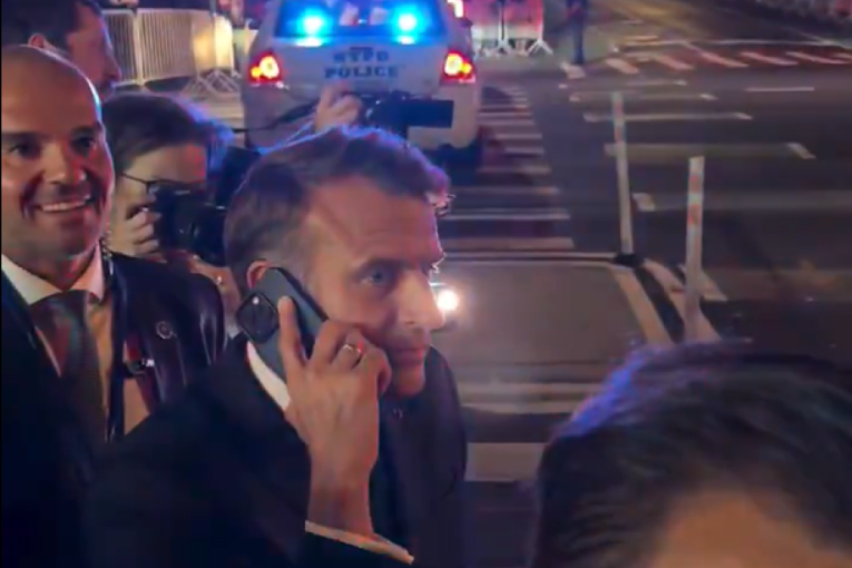 Makron se zaglavio u saobraćaju u Njujorku, pa pozvao Trampa pred kamerama: Čekam na ulici jer je sve blokirano zbog vas (VIDEO)
