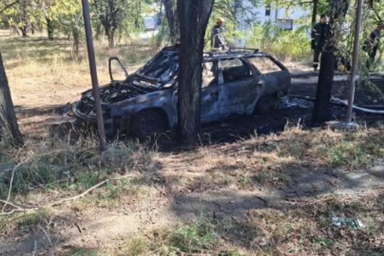 Haos u Ustaničkoj: Karavan pretvoren u pepeo (FOTO/VIDEO)