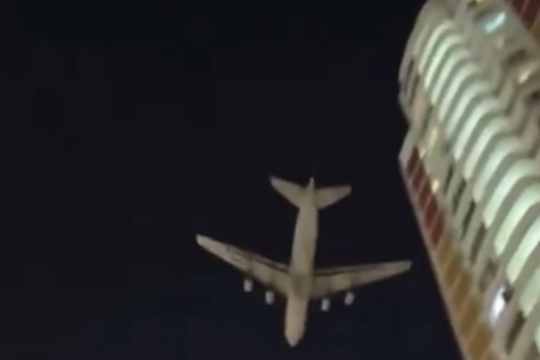 Ovo nikad nije viđeno u Moskvi! Stižu snimci posle velikog ukrajinskog napada, avioni leteli skoro između nebodera (VIDEO)