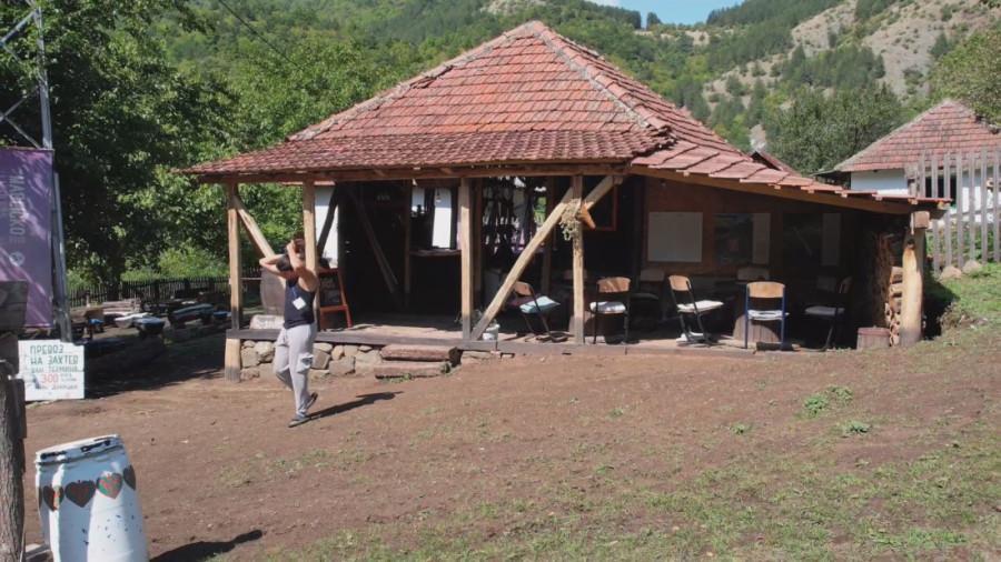 Brazilka Nina oduševljena Srbijom: Dala je otkaz da bi putovala svetom - sada volontira na Magliču i njeni utisci su neverovatni (FOTO)