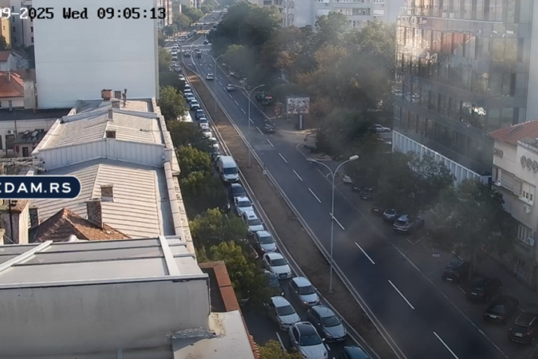 Stanari u Novom Beogradu zabrinuti zbog vandalizma tinejdžera: Peli su se po krovovima i razbijali (VIDEO)