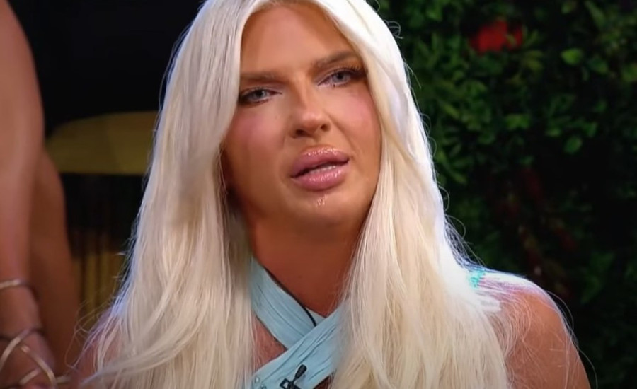 Zavodljivo zaplesala samo u brushalteru! Manekenka se razgolitila, sve raspametila oblinama (VIDEO)