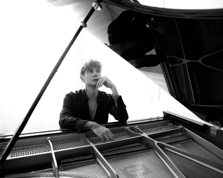 Zove se Maksim, ima neobično prezime i na klaviru izvodi nešto neviđeno: Ove zime će u Beogradu napraviti haos (FOTO)