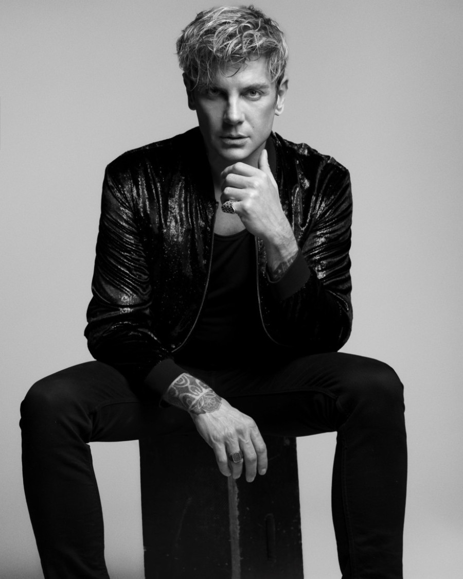 Zove se Maksim, ima neobično prezime i na klaviru izvodi nešto neviđeno: Ove zime će u Beogradu napraviti haos (FOTO)