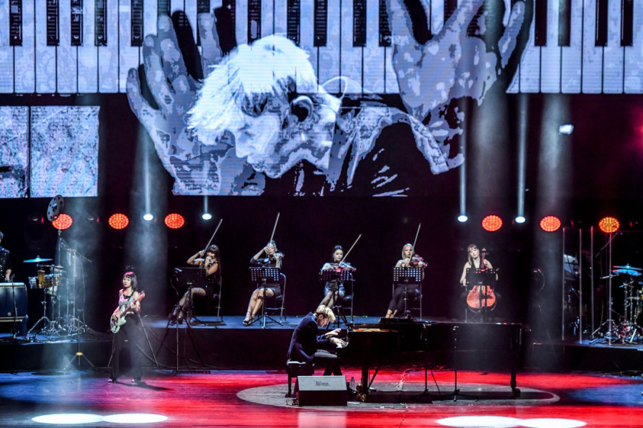 Zove se Maksim, ima neobično prezime i na klaviru izvodi nešto neviđeno: Ove zime će u Beogradu napraviti haos (FOTO)