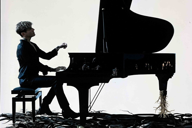 Zove se Maksim, ima neobično prezime i na klaviru izvodi nešto neviđeno: Ove zime će u Beogradu napraviti haos (FOTO)