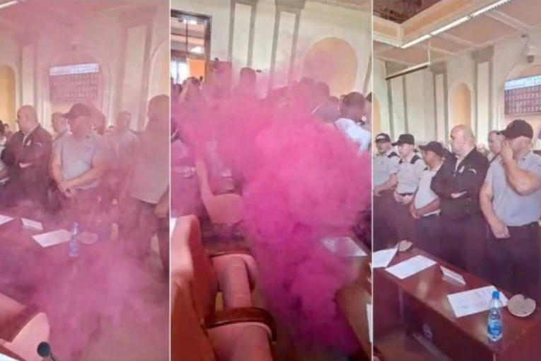 Opozicija pravi haos u Zaječaru: Bacili dimnu bombu u Skupštini, prskali biber sprejem odbornike