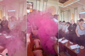 Opozicija pravi haos u Zaječaru: Bacili dimnu bombu u Skupštini, prskali biber sprejem odbornike
