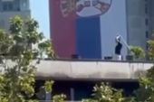 Stanari u Novom Beogradu zabrinuti zbog vandalizma tinejdžera: Peli su se po krovovima i razbijali (VIDEO)