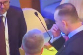 Snimak iz Njujorka zapalio mreže: Šta je to Navrocki stavio u usta usred Generalne skupštine UN? (VIDEO)