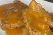Recept dana: Svinjske šnicle u aromatičnom i kremastom sosu od belog luka gotove za pola sata