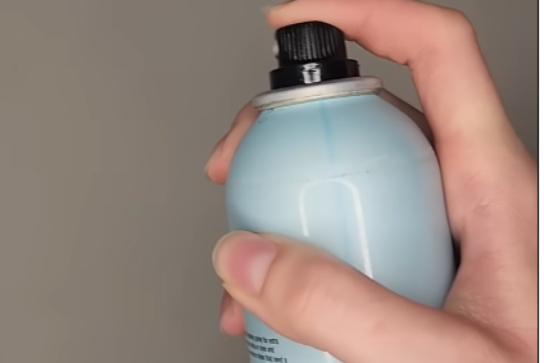 Nije samo za frizuru: Lak za kosu uklanja fleke kao od šale