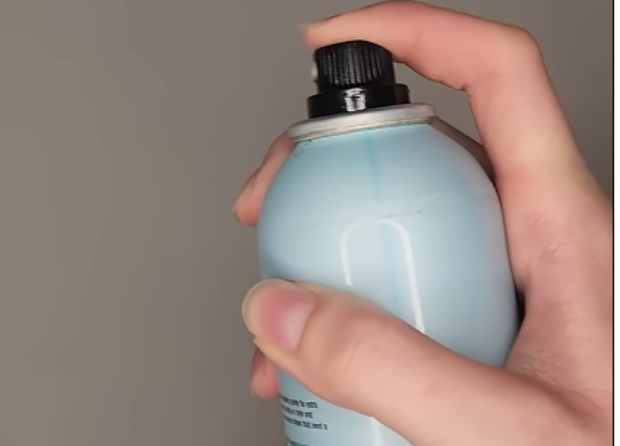 Ludo, ali radi: Poprskajte svoju obuću ovim sredstvom pre nego što izađete iz kuće i neće se klizati po ledu