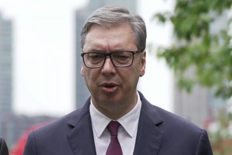 Oglasio se predsednik Vučić: Govor je završen, a sad navali na sendviče! (FOTO)